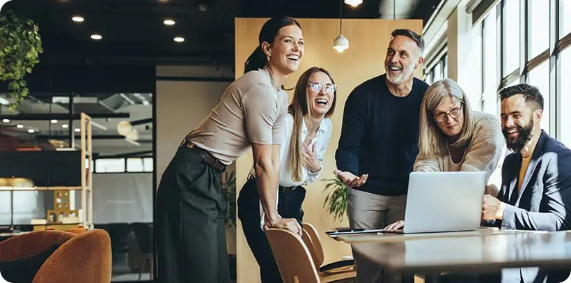 Personas sonriendo en oficina