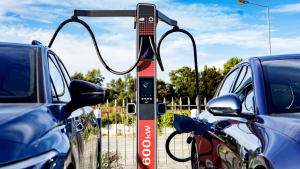 Carga de coche eléctrico en vía pública