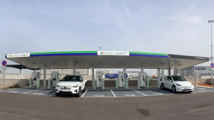 Coche eléctrico en estación de recarga