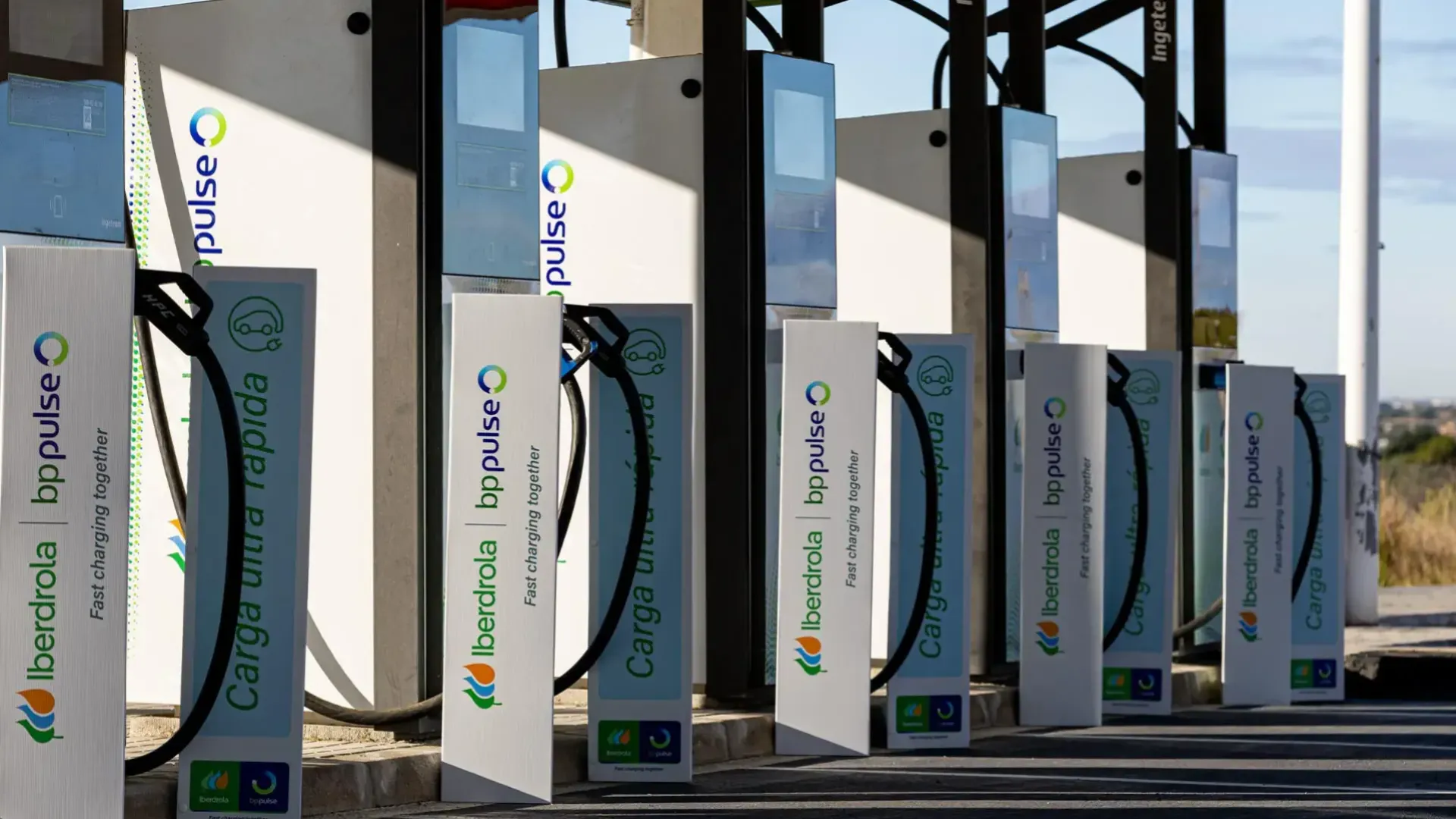 Estación con múltiples cargadores eléctricos